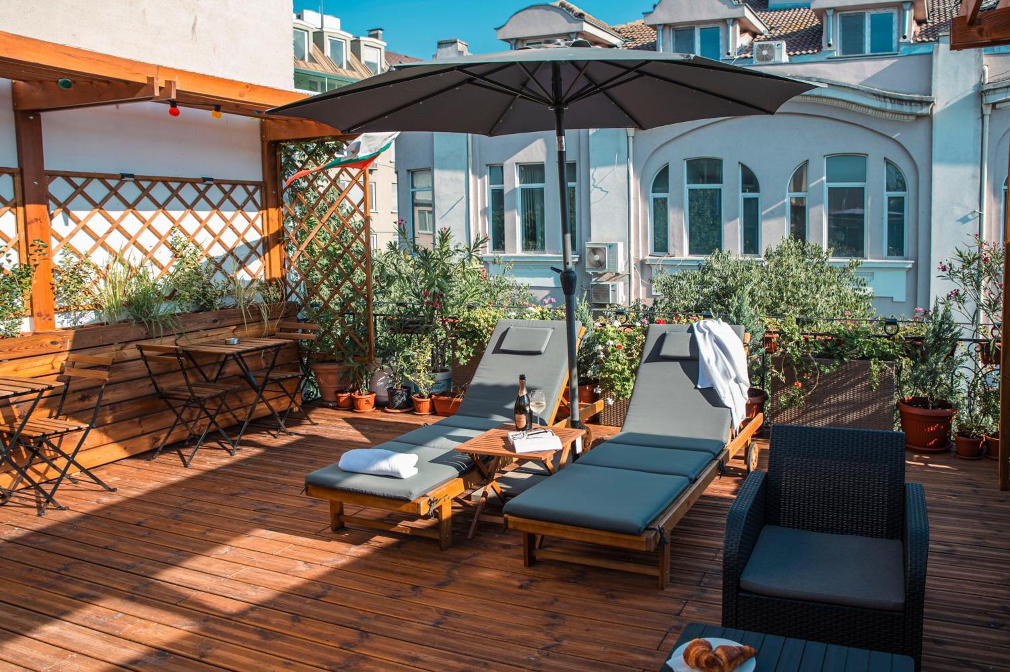 Three Dolphins Hotel With Rooftop Terracе Варна Экстерьер фото